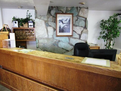 Yellowstone Country Inn, Забронировать Мини-отель Вест-Йеллоустон Национальный парк Йеллоустоун, западный вход, рядом с Great Whirligig