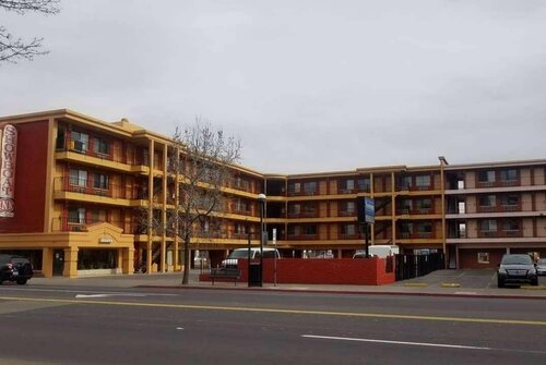 Howard Johnson by Wyndham Downtown Reno, Забронировать Отель Рино США, рядом с Национальный стадион боулинга
