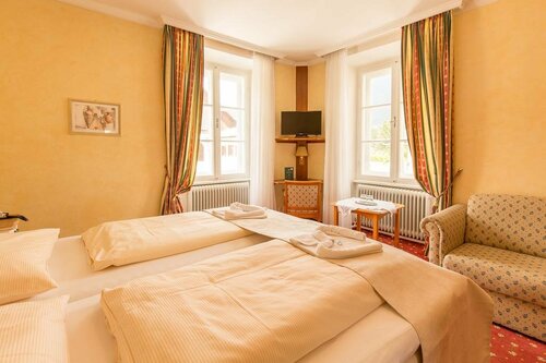 Biedermeier Schlössl Lerchenhof, Rezervați Hotel Hoteluri în Carintia cu mese, Demipensiune / Pensiune completă