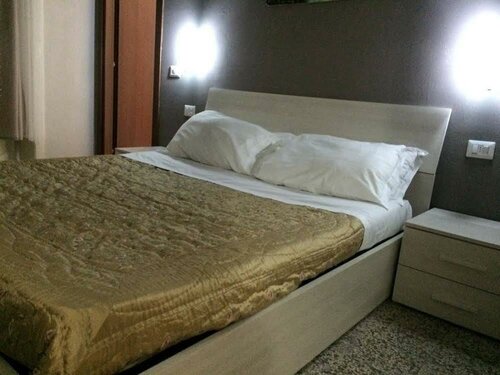 Residenza Paradiso, Забронировать Отель «постель и завтрак» Отели Милана с парковкой, рядом с Конференц-зал MiCo Milano Congressi, Парковка