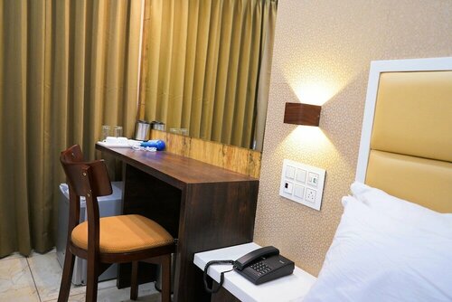 Hotel Royal Treat, Book Hotel Hoteller i Gujarat med parkering, Parkering