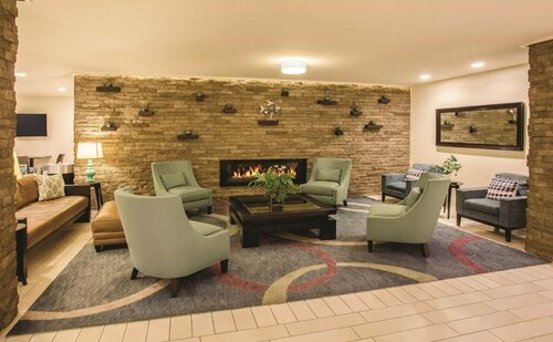 Courtyard by Marriott Santa Barbara Downtown, Забронировать Отель Отели Санта-Барбара с бассейном, рядом с Музей кукол и медвежат Сюзан Квинлан, Бассейн