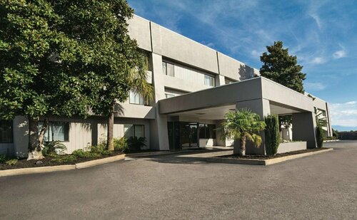 La Quinta Inn by Wyndham Columbia NE Fort Jackson, Забронировать Отель Дентсвилл Южная Каролина