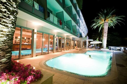 Hotel Sirena, Забронировать Отель Отели Сплитско-Далматинской жупания 3 звезды, 3*