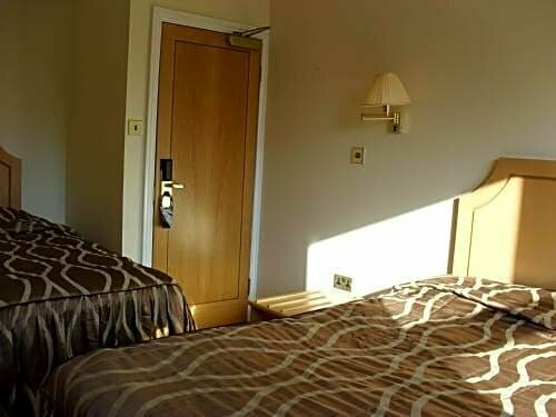 The Lawn Hotel, Book Hotel Reading Berkshire