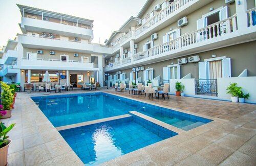Hotel Emilia, Забронировать Отель Отели Циливи с бассейном, рядом с Аквапарк Tsilivi, Бассейн