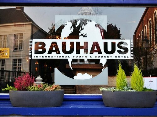 St Christopher's Inn Bruges - The Bauhaus, Забронировать Хостел Отели Брюгге с парковкой, рядом с Парк королевы Астрид, Парковка