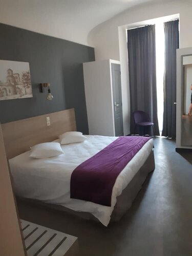 HOSTELLERIE CHARLES de FOUCAULD, Book Hotel Hoteller i Rhône-Alps med parkering, Parkering
