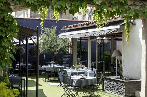 Logis Hôtel La Fenière, Book Hotel Hoteller i Carros med parkering, Parkering
