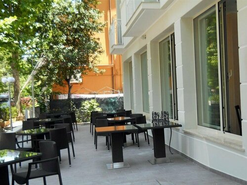 Hotel Favorita Easy Stay B&B, Забронировать Отель СПА-отели Чезенатико, рядом с Leaves Cathedral, SPA-услуги