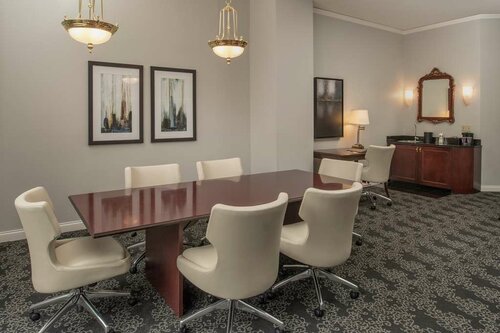Embassy Suites by Hilton Portland Downtown, Забронировать Отель Отели Портленда с парковкой, рядом с Исторический музей Oregon Nikkei Legacy Center, Парковка