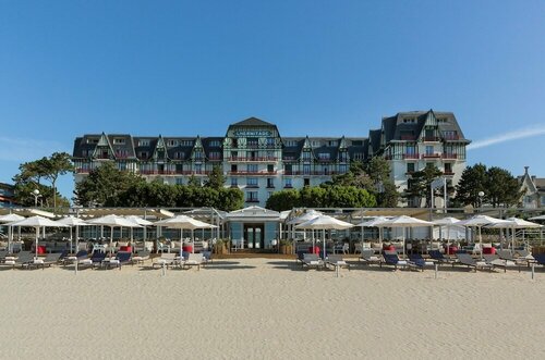 Hôtel Barrière LHermitage, Забронировать Отель Отели Земель Луары с парковкой, Парковка