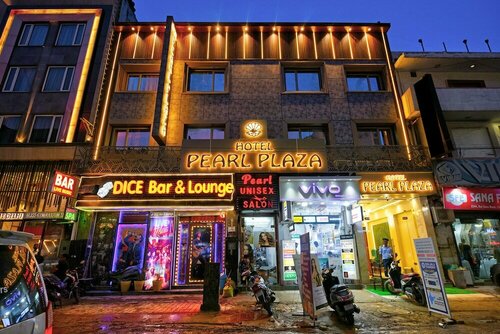 Hotel Pearl Plaza - In City Centre Connaught Place & Walk IN NDLS Station, Забронировать Отель Отели Нью-Дели с парковкой, Парковка