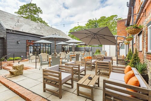 The George Hotel, Amesbury, Wiltshire - The Coaching Inn Group, Забронировать Отель Эймсбери Уилтшир, рядом с King Alfred's Tower