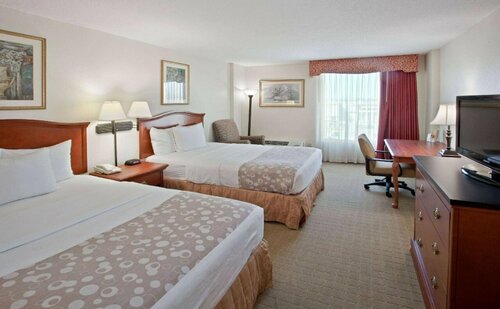 La Quinta Inn & Suites by Wyndham Downtown Conference Center, Забронировать Отель Литтлрок Арканзас, рядом с Robinson Center Music Hall