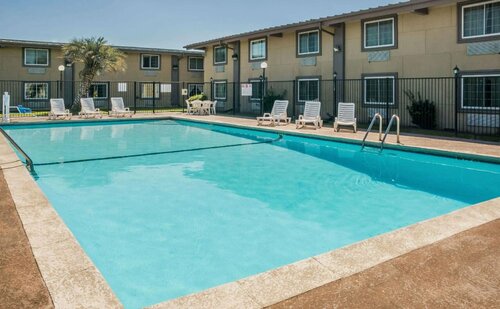 Super 8 by Wyndham Beaumont I-10 College St, Забронировать Отель Бомонт Texas Gulf Coast