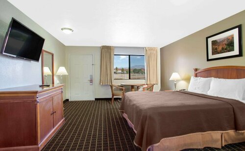 Howard Johnson by Wyndham St. George Hotel & Suites, Забронировать Отель Отели Сент-Джордж 3 звезды, 3*