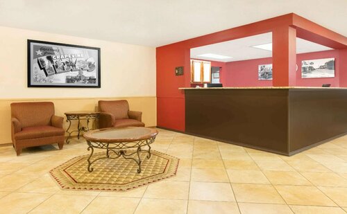 Super 8 by Wyndham Grapevine/DFW Airport Northwest, Забронировать Отель Грейпвайн Dallas - Fort Worth Metropolitan Area