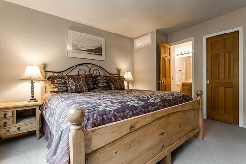 Seasons Four by Snowmass Vacations, Забронировать Отель Отели Сноумасс-Виллидж с парковкой, рядом с Assay Hill, Парковка