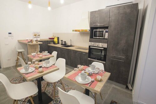 Real Fonderia b&b, Забронировать Отель «постель и завтрак» Отели Палермо с парковкой, рядом с Ратуша Палермо, Парковка