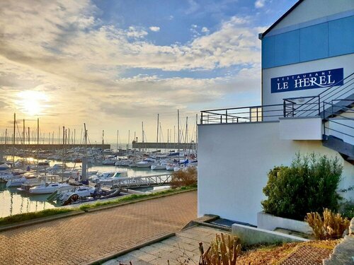 ibis Granville Port De Plaisance, Забронировать Отель Гранвиль Mont Saint-Michel Bay, рядом с Церковь Нотр-Дам-дю-Кап-Лиу