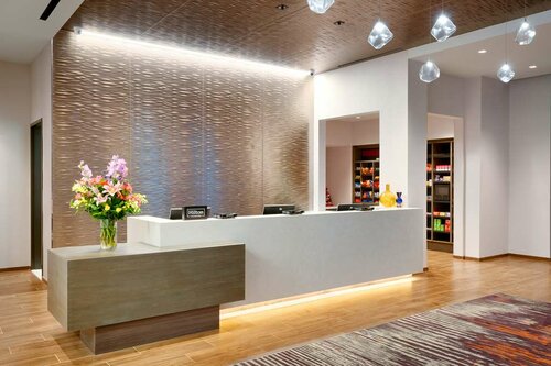 Hampton Inn & Suites Anaheim Resort Convention Center, Забронировать Курортный отель Отели Disneyland California с парковкой, Парковка
