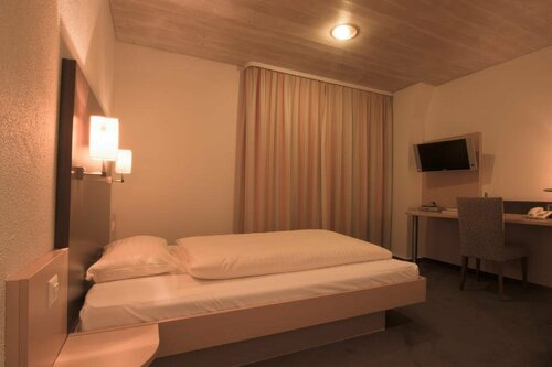 Hotel zum goldenen Kreuz, Забронировать Отель Фрауэнфельд Тургау