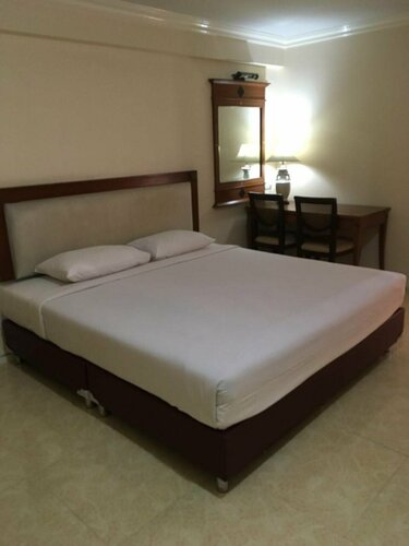 Jumbotel Hotel, Rezervovat Hotel Hotely v Central Thailand s parkováním, Parkování
