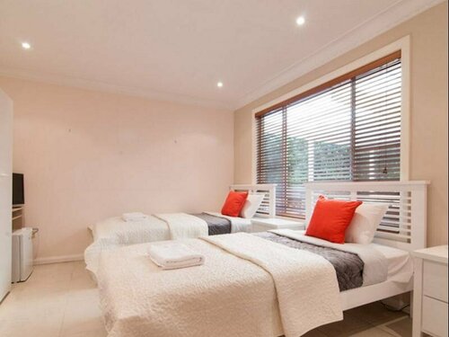 North Ryde Guesthouse, Забронировать Гостевой дом Отели Райд с парковкой, рядом с The Royal Sydney Golf Course, Парковка