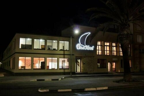 Prost Hotel Swakopmund Namibia, Забронировать Отель Отели Свакопмунд с завтраком, рядом с National Marine Aquarium, Завтраки