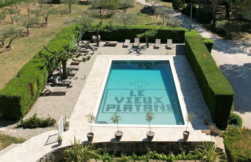 Le Vieux Platane, Book Bed and Breakfast Hoteller i Rhône-Alps med parkering, Parkering