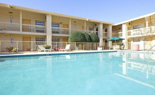La Quinta Inn by Wyndham Huntsville Research Park, Забронировать Отель Отели Хантсвилл с бассейном, рядом с The Orion Amphitheater, Бассейн
