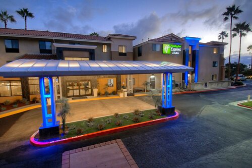 Holiday Inn Express & Suites Carlsbad Beach by IHG, Забронировать Отель Карлсбад San Diego County, рядом с Фонд изучения природы в лагуне Батиквитос