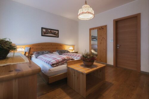 Dolomiti Hotel Cozzio, Забронировать Отель Отели Мадонна-ди-Кампильо с парковкой, рядом с Подъемник Спинале Экспресс, Парковка