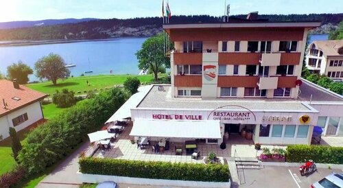 HÔTEL DE VILLE - La Baie Du Lac, Book Hotel Hoteller i Vaud med parkering, Parkering