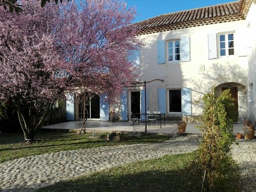 Mas Boheme, Rezerwuj Bed and Breakfast Hotele w Drôme Provençale z parkingiem, Parking