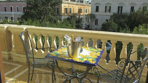 Dimora Charleston SPA Lecce, Rezervați Stațiune Hoteluri în Lecce cu piscină, aproape de Piazza Sant'Oronzo, Piscină