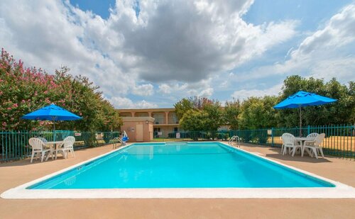 Red Roof Inn Fort Worth West, Забронировать Отель Уайт-Сетлмент Dallas - Fort Worth Metropolitan Area