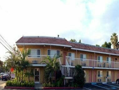 Travelodge Inn & Suites by Wyndham Fullerton, Забронировать Отель Фуллертон Disneyland California