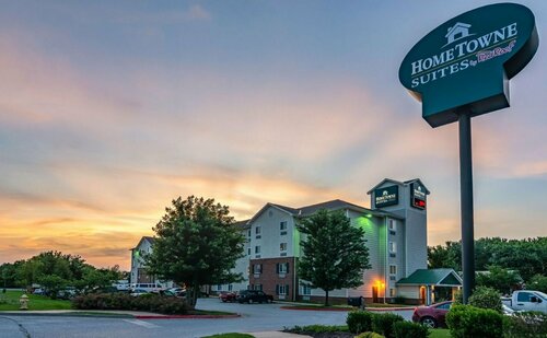 HomeTowne Studios & Suites by Red Roof Bentonville, Забронировать Отель Бентонвилл Northwest Arkansas