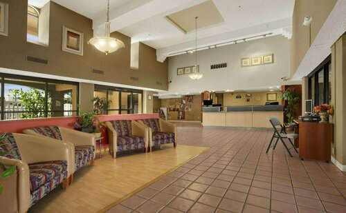 Days Inn by Wyndham Buena Park Anaheim, Забронировать Отель Буэна-Парк Disneyland California, рядом с Парк развлечений Knott's Berry Farm