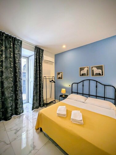 Locanda dell'Arte & Vittoria House, Забронировать Отель «постель и завтрак» Неаполь Кампания, рядом с Концертный зал «Напулитаната»