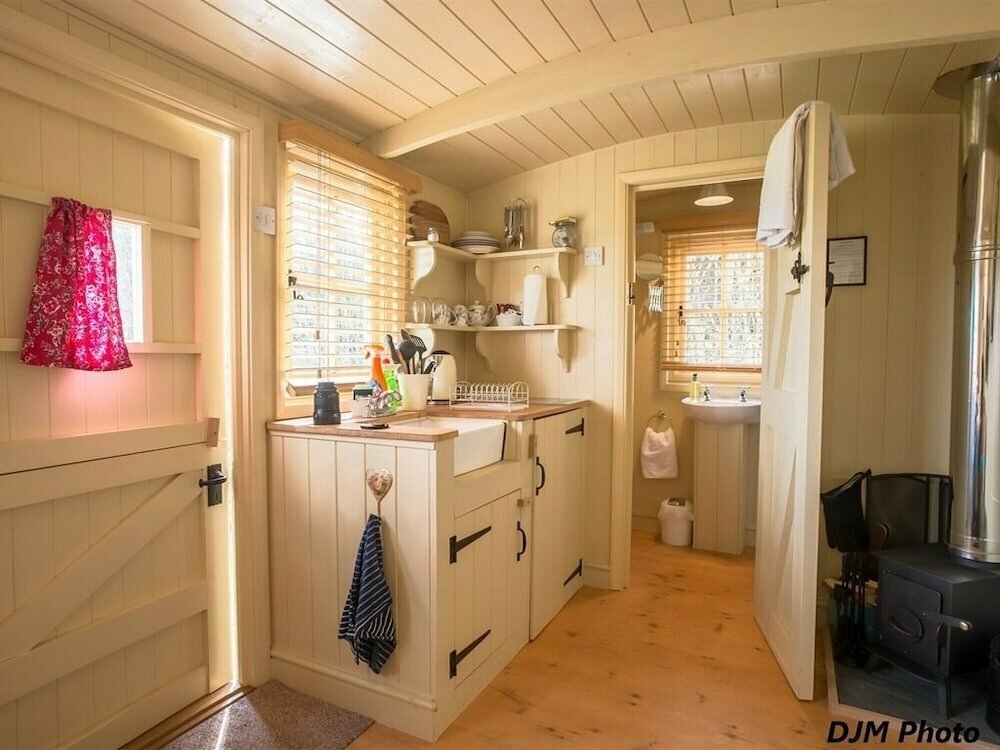 Fourwinds Leisure B&b, Shepherds Huts, Log Cabin, Campsite, Sup, Canoe Hire