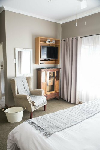 Ons Dorpshuis Guest House, Book Pension Hoteller i Rustenburg med parkering, Parkering