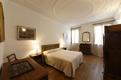 Le Due Corone Bed & Breakfast, Забронировать Отель Сан-Марко Венеция, рядом с Вокзал Accademia
