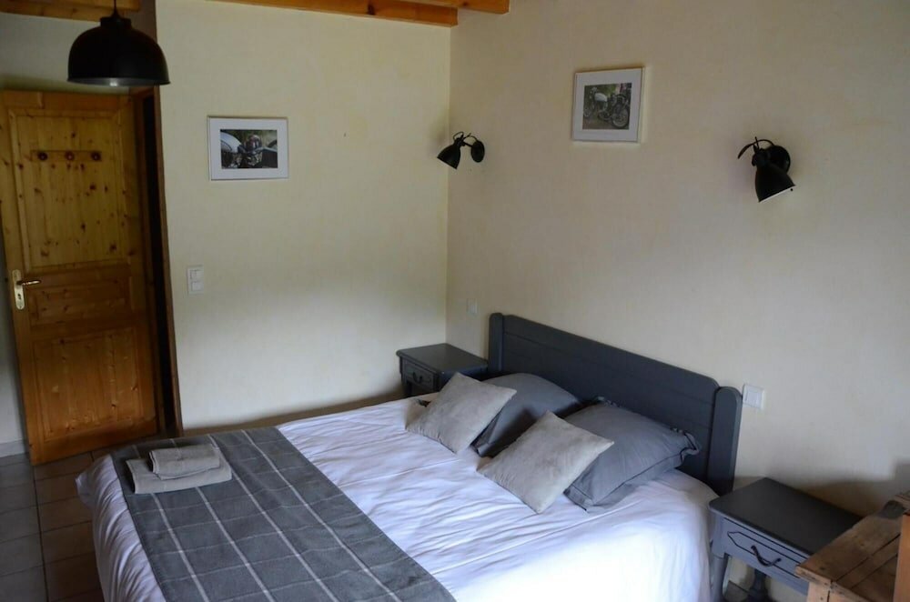 Rooms and guest table Margaridou