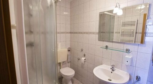Guesthouse Ikar Zagreb Airport, Varaa Hotelli Hotellit Zagreb pysäköinnillä, Pysäköinti