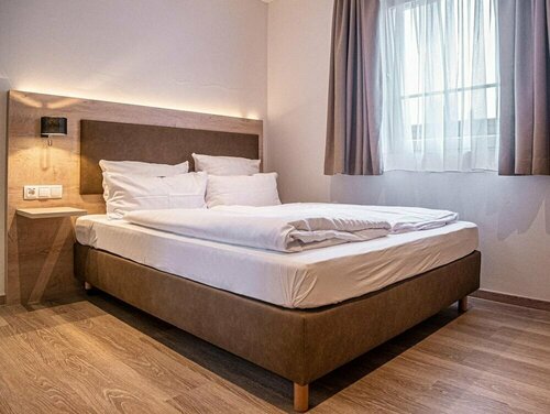 TDY Homes Hotel Schattner, Забронировать Отель Отели Ландштуль с парковкой, Парковка