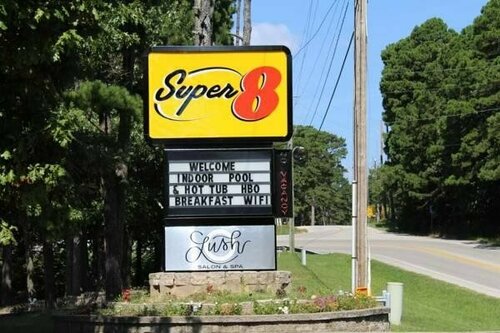 Super 8 by Wyndham Eureka Springs, Забронировать Отель Отели Юрика-Спрингса с бассейном, рядом с Basin Spring Park, Бассейн