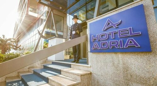 Hotel TQ Plaza, Забронировать Отель Отели Старого города Будвы - Будванская ривьера с парковкой, Парковка